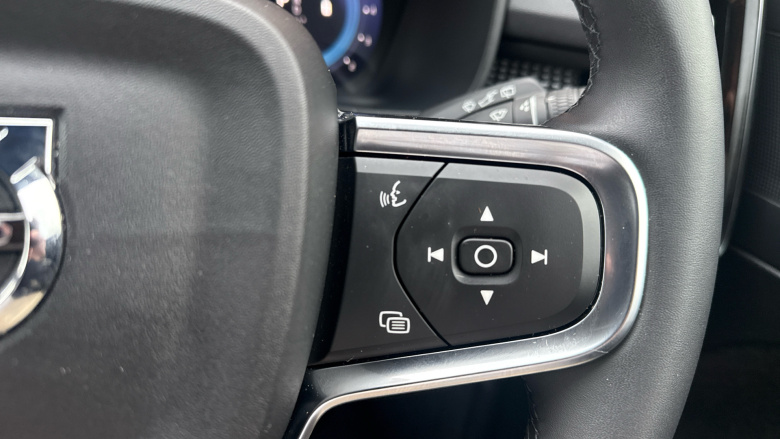 Volvo XC40 2.0 B4P Plus Dark 5dr Auto Petrol Estate